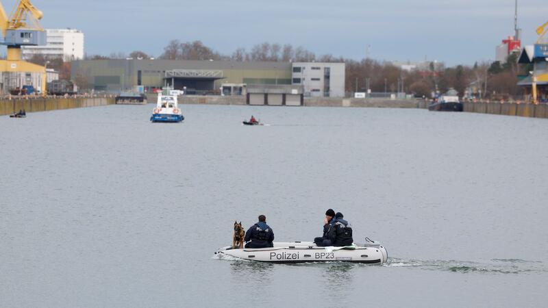 Anklage wegen Mordes an Schwangerer - Leiche verschwunden Taucher mit Sonar, Leichenspürhunde und Sonarboote suchen nach der vermissten Schwangeren im Nürnberger Hafen. Die Staatsanwaltschaft hat inwischen Anklage erhoben.