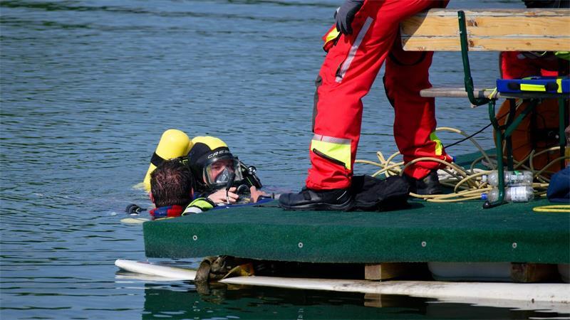 Taucher suchten in einem See bei Düren nach einem 14-Jährigen.