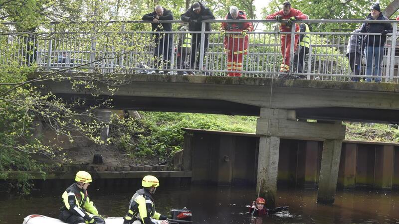 Das ist Stades Unterwasser-Müll: Rostige Räder und E-Roller aus Schwinge gefischt Taucher unterstützen den Anglerverein bei seiner jährlichen Gewässerreinigung.