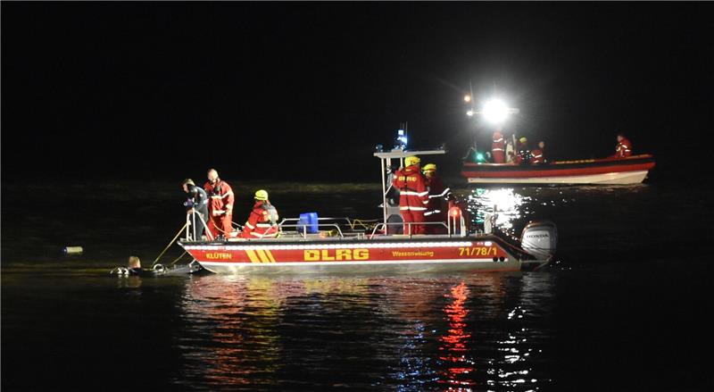 Pkw versinkt am Lühe-Anleger in der Elbe - Polizei sucht Fahrerin Taucher von Feuerwehr und DLRG befestigen auf der Elbe ein Drahtseil an dem Pkw. Foto: Vasel