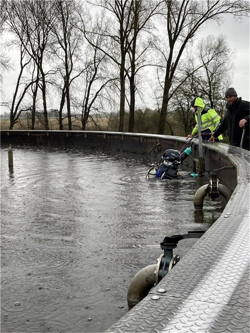 Schietstreit: EWE bringt Drochtersen in eine prekäre Lage Taucher waren dieser Tage im Drochterser Klärwerk an der Arbeit, um den Einbau von Plattenbelüftern vorzubereiten. Foto: EWE