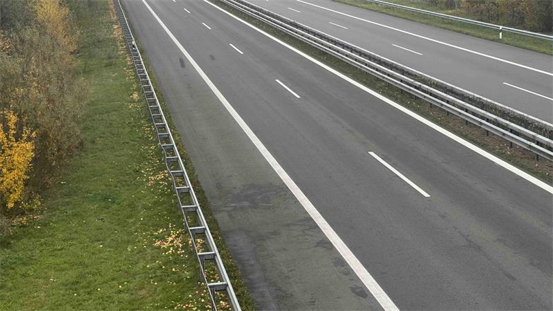 Tausende Äpfel sorgten am Samstag wieder für eine Sperrung der Autobahn 26.