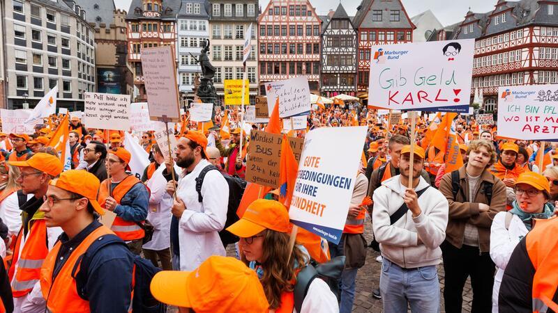Ärzte fordern bei Kundgebung bessere Arbeitsbedingungen Tausende Ärztinnen und Ärzte demonstrieren auf dem Römerberg.