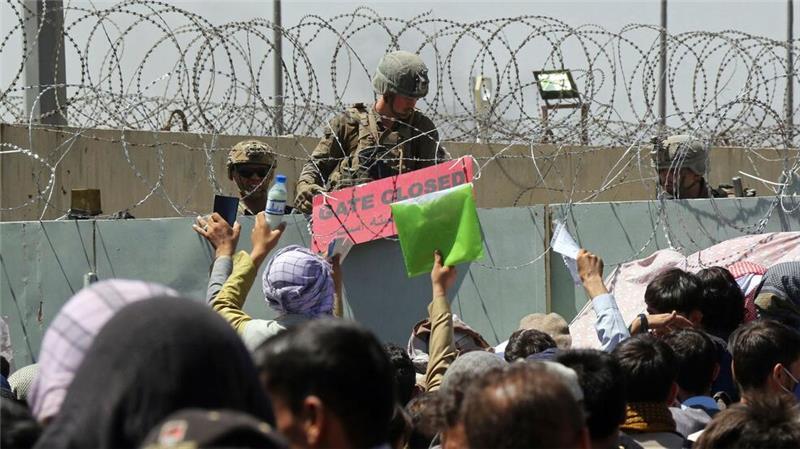 Bericht zu Evakuierung aus Kabul: Wunschdenken und Trägheit? Tausende Afghanen versuchten im August 2021 nach der Machtübernahme durch die Taliban in Kabul auf den Flughafen zu gelangen, um das Land zu verlassen.