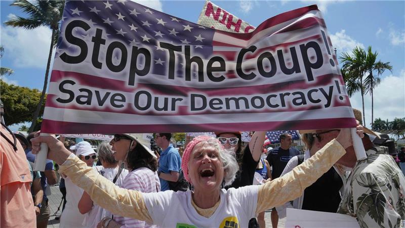 Tausende Amerikaner gehen gegen Trumps Politik auf die Straßen. 