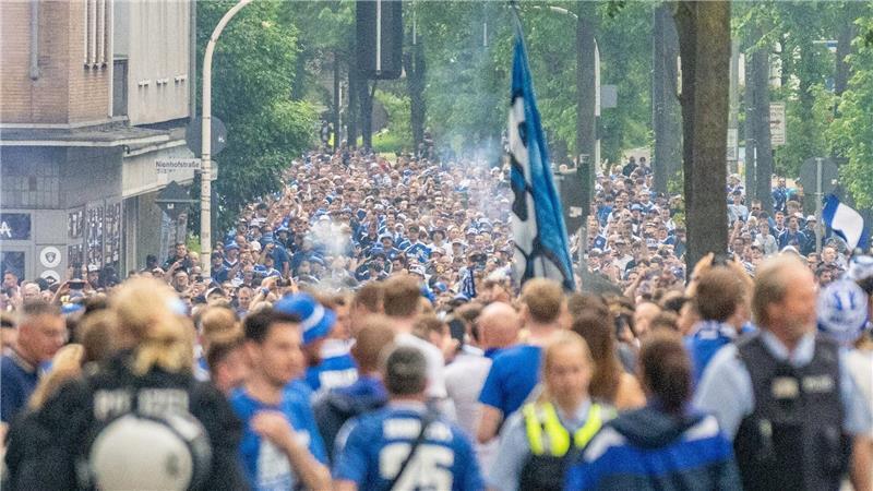 Tausende Anhänger marschierten vor dem Spiel gemeinsam zur Arena.