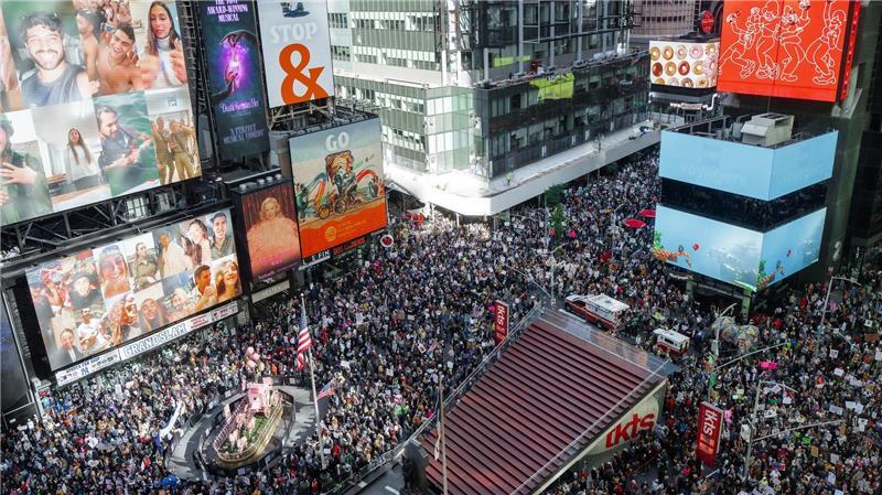 „No Kings“: Amerikaner gehen gegen Trump auf die Straße Tausende Demonstranten füllten den Times Square in New York.