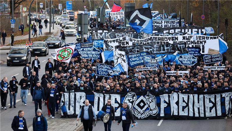 Tausende Fan protestieren in Hamburg die geplanten Maßnahmen der Politik zur Sicherheit in den Stadien.