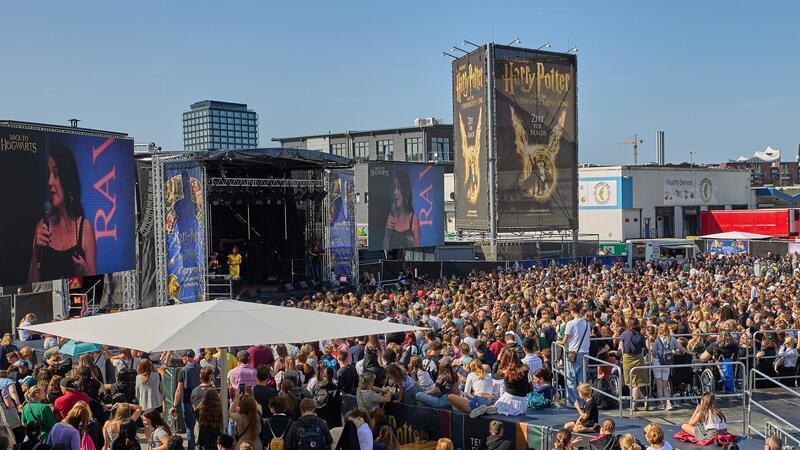 Tausende feiern in Hamburg bei Fantreffen für Harry Potter Tausende Fans besuchen das Harry-Potter-Event „Back to Hogwarts“ am Theater am Großmarkt.