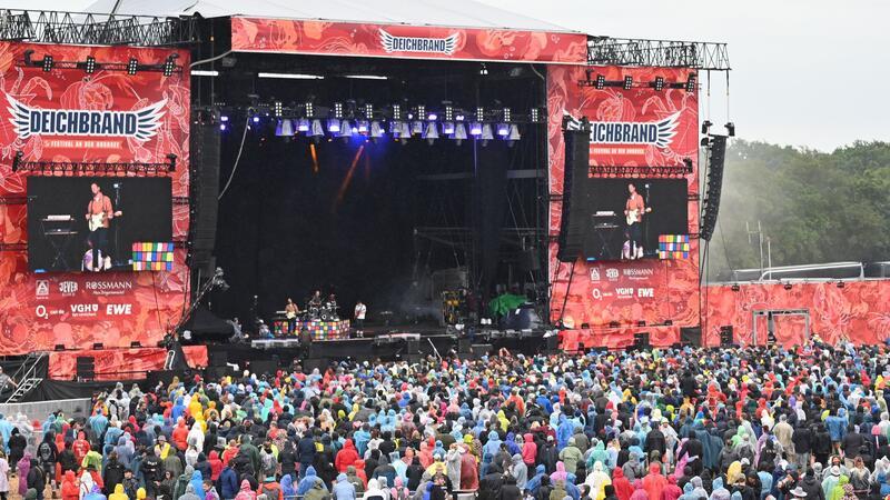 Tausende Fans feiern beim Festival Deichbrand vor einer Bühne. (Archivfoto)