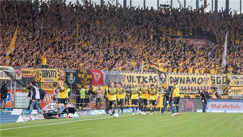 Tausende Fans von Dynamo Dresden beim Spiel in Braunschweig.