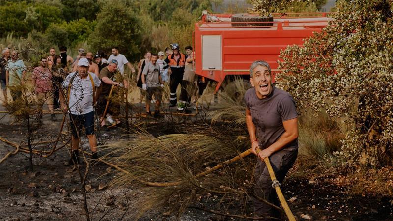 Brände: Entspannung in Griechenland und Hilferuf aus Spanien Tausende Feuerwehrleute und freiwillige Helfer sind in ganz Spanien im Einsatz gegen die Flammen.