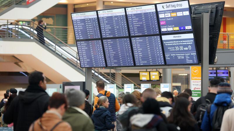 Tausende Fluggäste waren vom Samstagabend an von der Geiselnahme auf dem Hamburger Flughafen betroffen, Hunderte Flüge wurden gestrichen.