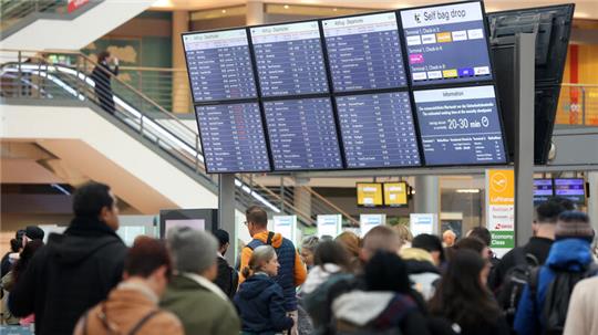 Tausende Fluggäste waren vom Samstagabend an von der Geiselnahme auf dem Hamburger Flughafen betroffen, Hunderte Flüge wurden gestrichen.