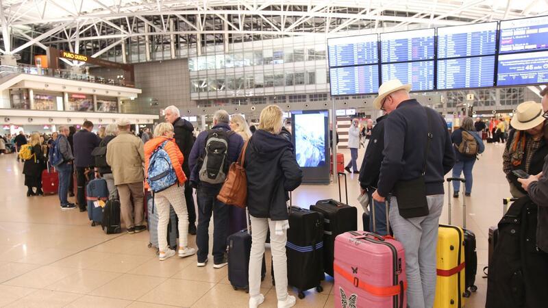 Hamburger Flughafen: Glückliches Ende einer Geiselnahme Tausende Fluggäste waren von der Geiselnahme auf dem Hamburger Flughafen betroffen. Jetzt läuft der Flugbetrieb wieder an.