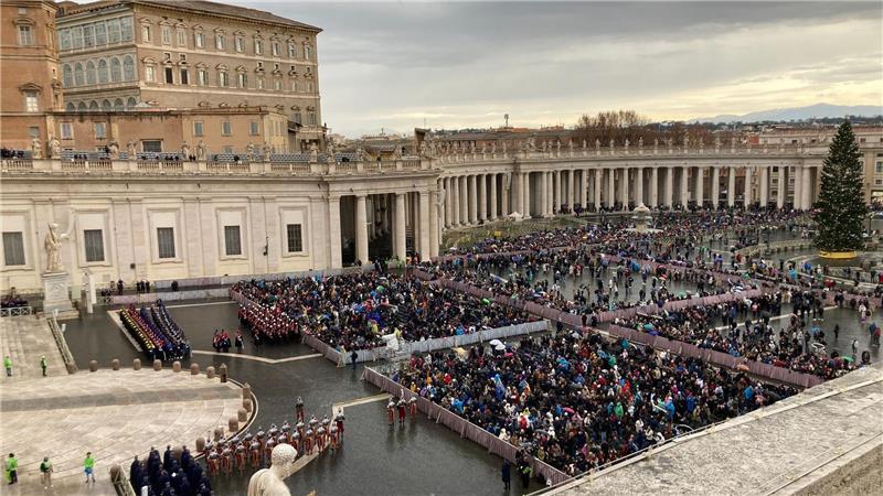 Tausende Gläubige warteten in der nassen Kälte auf dem Petersplatz auf den Segen des Papstes.