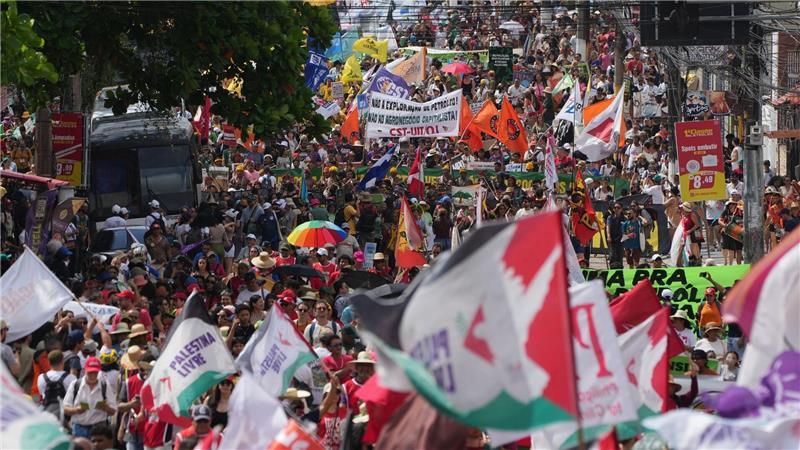 Tausende Indigene und internationale Klimaschützer zogen durchs Zentrum der Millionenstadt Belém.