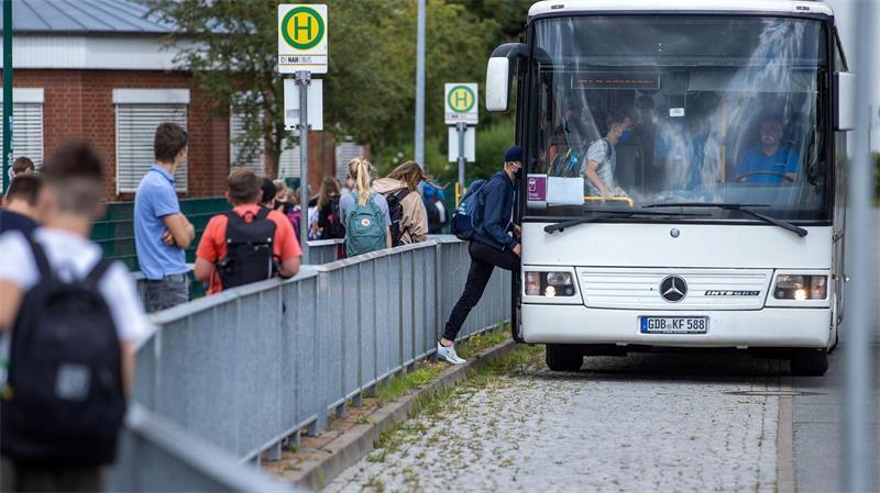 Tausende Kinder seien wieder zu Fuß, mit dem Fahrrad, Bus oder dem E-Scooter auf den Straßen unterwegs. (Symbolbild)