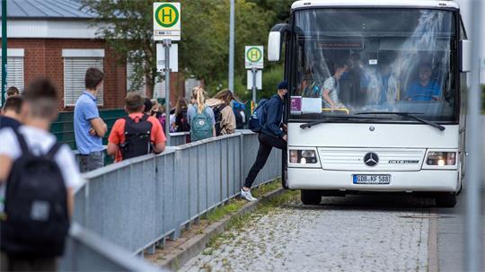 Tausende Kinder seien wieder zu Fuß, mit dem Fahrrad, Bus oder dem E-Scooter auf den Straßen unterwegs. (Symbolbild)