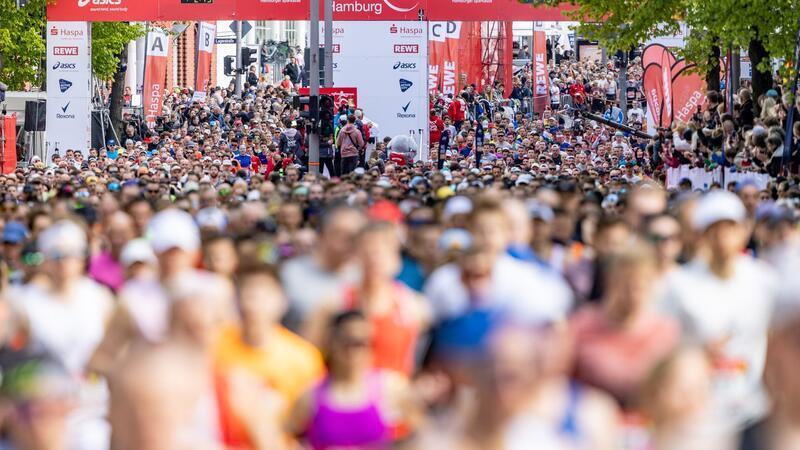 Tausende Läufer starten vor den Messehallen in Hamburg zum Marathonlauf.