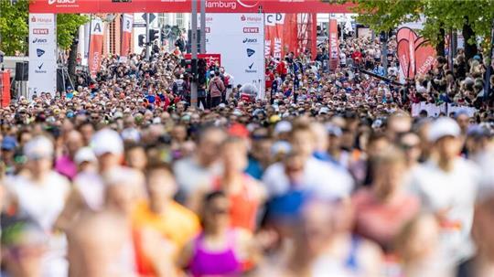Tausende Läufer starten vor den Messehallen in Hamburg zum Marathonlauf.