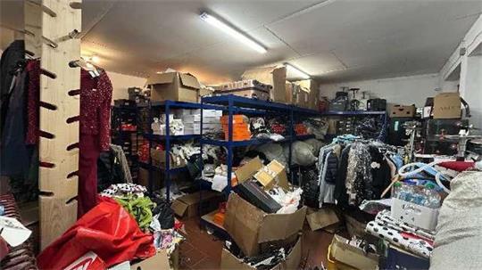 Tausende Marken-Kleidungsstücke lagerten in dem Geschäft in Hemmoor - alle gefälscht.
