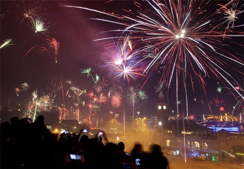 Auch NABU fordert Verbot von privatem Silvesterfeuerwerk Tausende Menschen begrüßen an den Landungsbrücken mit einem Feuerwerk das neue Jahr (Archivbild). Foto: Angelika Warmuth/dpa