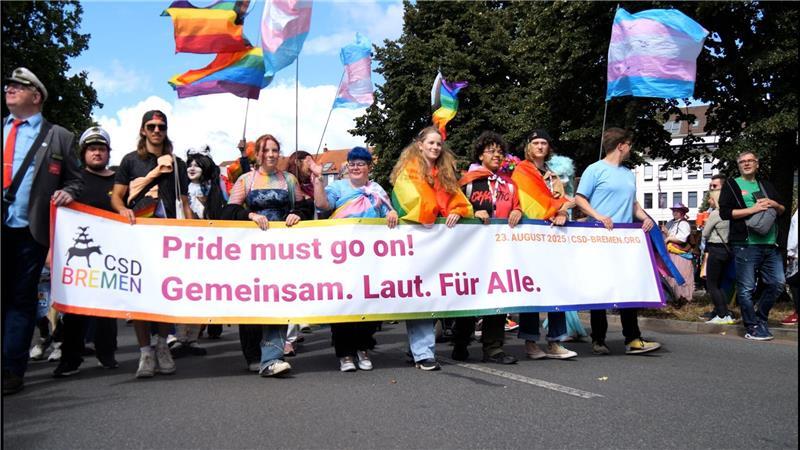 25.000 Menschen beim Bremer CSD Tausende Menschen demonstrieren beim CSD in Bremen für ihre Rechte.