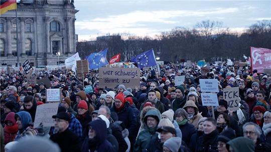 Tausende Menschen demonstrieren in Berlin gegen gegen rechts.