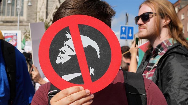 Wiedervereinigung und Golf: Trumps kontroverse Irland-Reise Tausende Menschen demonstrierten gegen Donald Trump während dessen Irland-Besuchs.