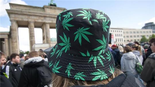 Tausende Menschen feierten am Brandenburger Tor bei der Kundgebung und dem Fest zur Legalisierung von Cannabis.