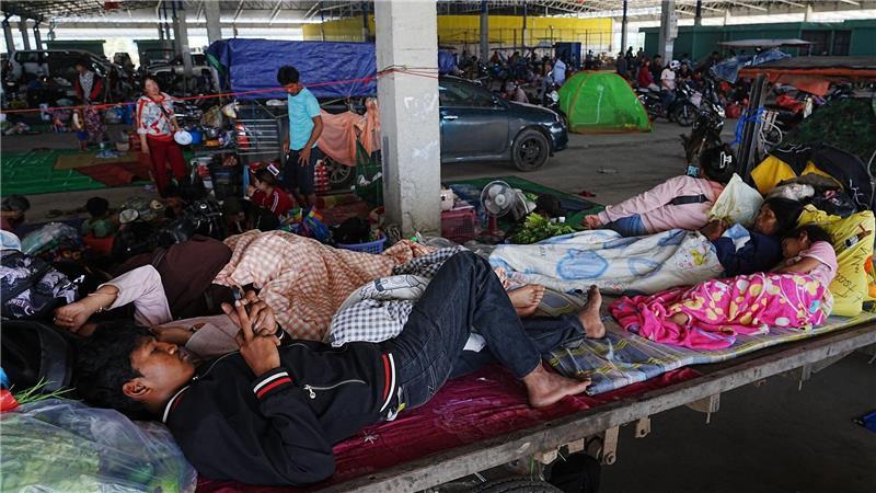 Tausende Menschen fliehen, weil ihre Dörfer nahe der Grenze zwischen Thailand und Kambodscha unter Beschuss geraten könnten. 