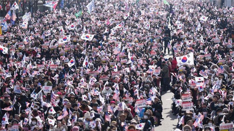 Tausende Menschen gingen in Seoul für Yoon auf die Straße. 