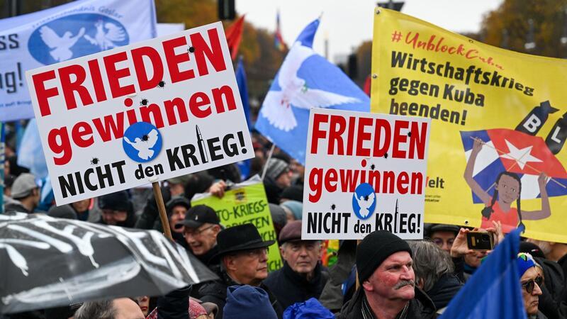 Tausende Menschen haben am Samstag in Berlin für den Frieden demonstriert.