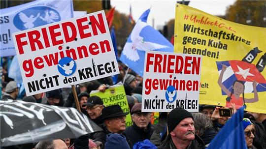 Tausende Menschen haben am Samstag in Berlin für den Frieden demonstriert.