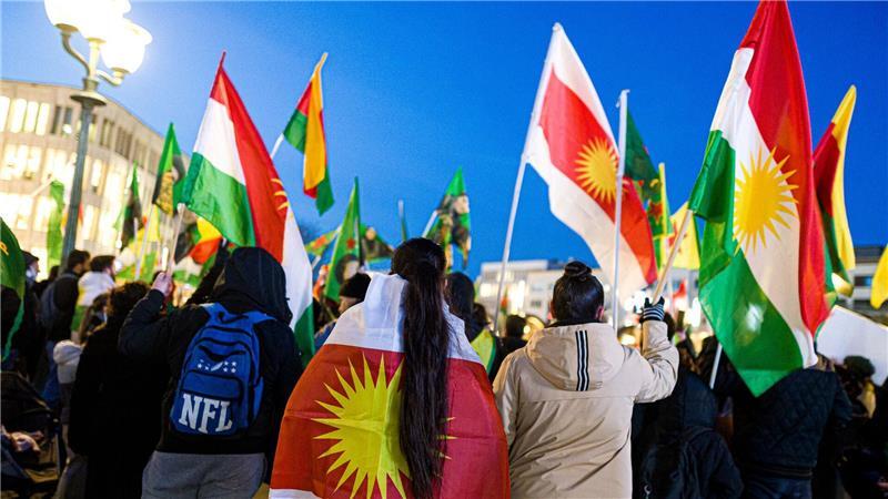 Tausende Menschen haben gegen die Angriffe auf Kurdinnen und Kurden in Nord- und Ostsyrien demonstriert. (Archivbild)