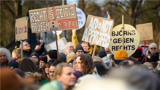 Tausende Menschen haben in Hamburg erneut eine Prüfung aller vom Verfassungsschutz als Verdachtsfall eingestuften Parteien durch das Bundesverfassungsgericht gefordert.