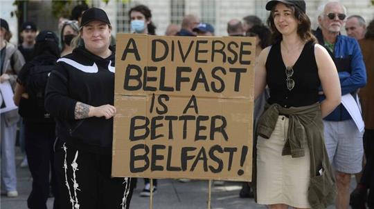 Tausende Menschen haben in den vergangenen Tagen in Belfast gegen rechte Gewalt demonstriert. (Archivbild)