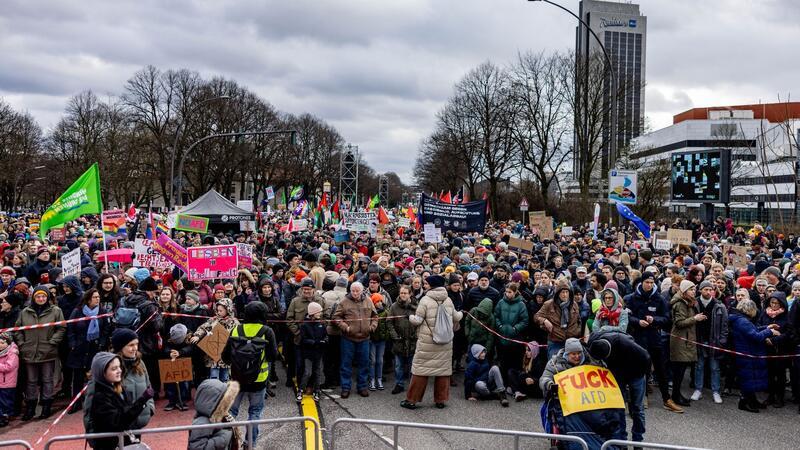 Zigtausende Demonstranten setzen Zeichen gegen rechts Tausende Menschen haben sich zu einer Demonstrationen gegen rechts in Hamburg versammelt.
