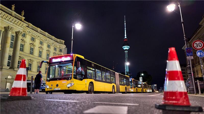 Tausende Menschen in Berlin-Mitte haben am späten Abend ihre Wohnungen wegen eines Kriegsmunitions-Funds in der Spree verlassen müssen.