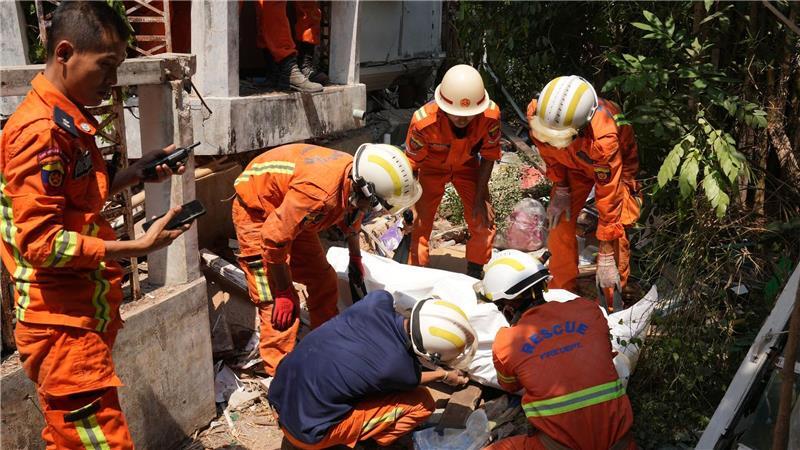 Ein Jahr danach: Myanmar ringt weiter mit Folgen des Bebens Tausende Menschen kamen bei dem verheerenden Beben ums Leben. (Archivbild)