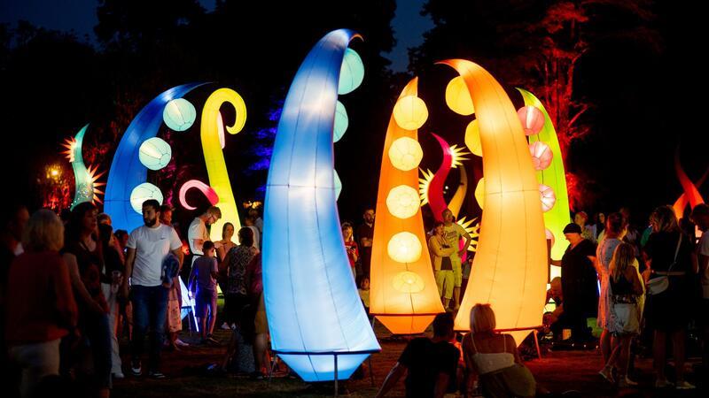 Tausende Menschen kommen zur Lichternacht in den Kurpark in Bad Zwischenahn. Der Park verwandelt sich in ein Lichter- und Farbenmeer.