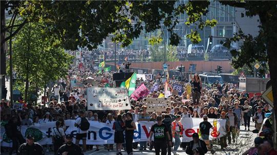 Tausende Menschen machen sich in Hamburg für mehr Klimaschutz stark