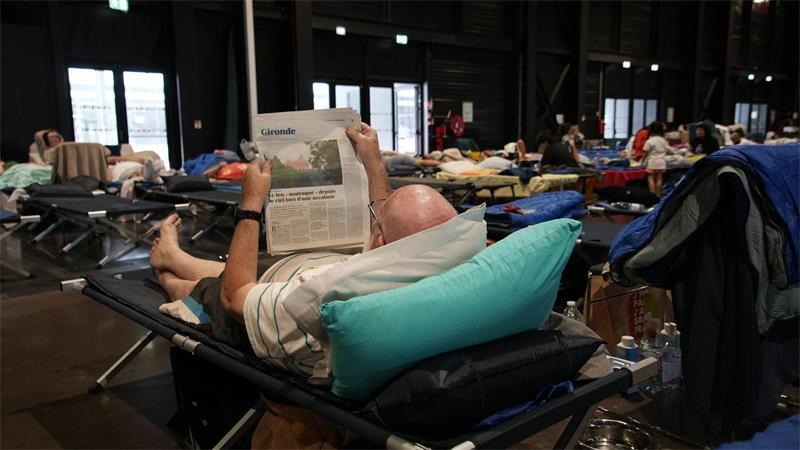 Tausende Menschen müssen eine weitere Nacht in Notunterkünften verbringen.