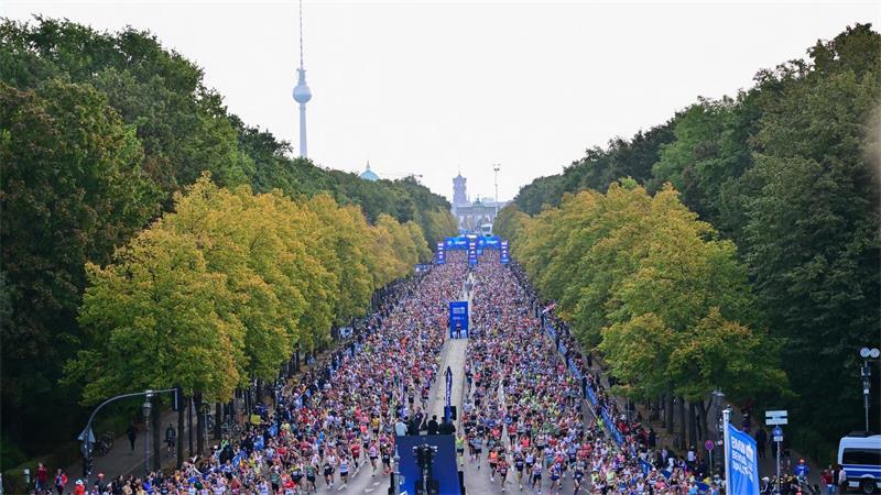 „Bitter“: Marathon-Drama in Berlin um Äthiopierin Assefa Tausende Menschen nahmen am Berlin-Marathon teil.