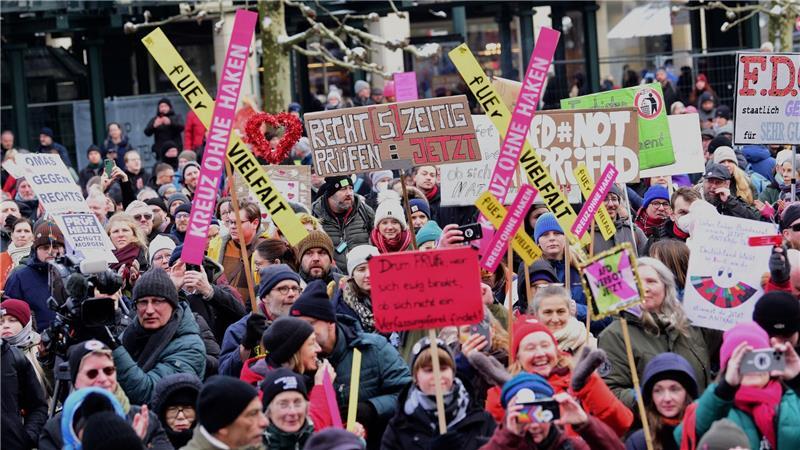 Tausende Menschen nahmen an der Demonstration teil.