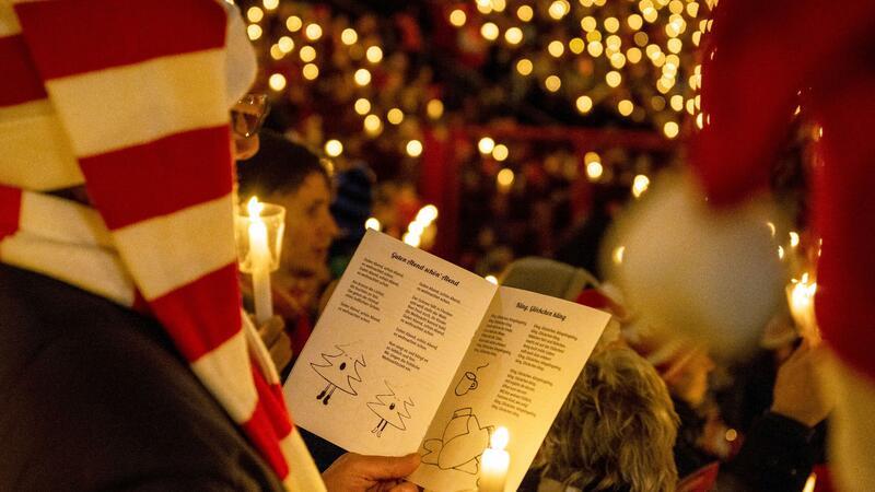 Tausende Menschen nehmen am Weihnachtssingen im Stadion An der Alten Försterei in Berlin teil.