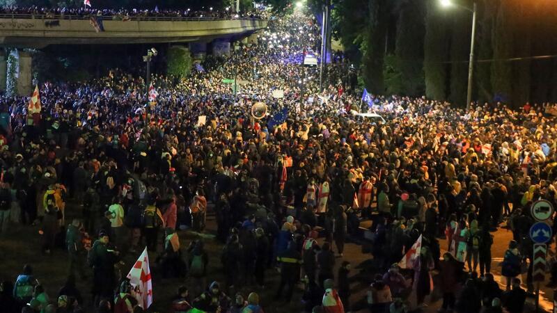 Umstrittenes Gesetz bedroht EU-Zukunft Georgiens Tausende Menschen protestieren in der Hauptstadt Tiflis gegen das umstrittene Gesetz.