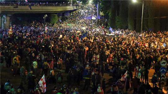 Tausende Menschen protestieren in der Hauptstadt Tiflis gegen das umstrittene Gesetz.