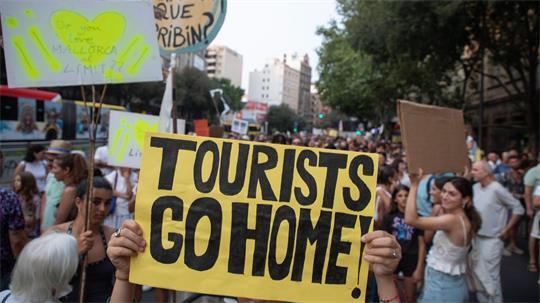 Tausende Menschen sind auf Mallorca gegen den Massentourismus durch die Straßen gezogen.